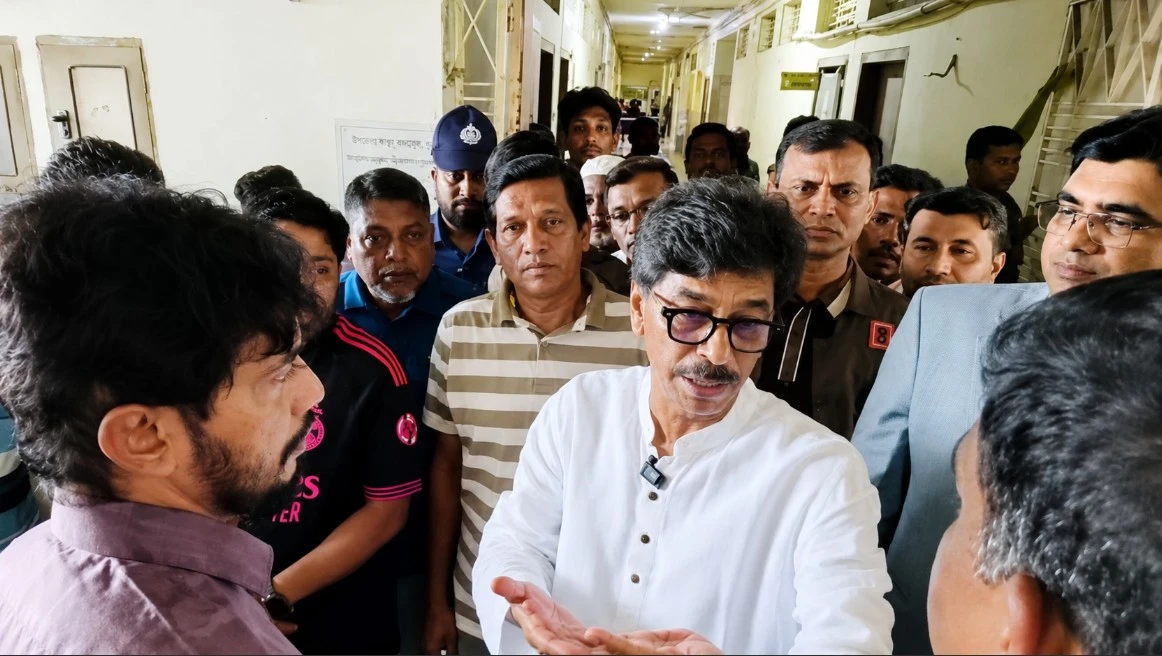 হারপিক নিয়ে আসেন, আমি বাথরুম ক্লিন করব: কুমিল্লা মেডিকেলে কৃষিমন্ত্রী